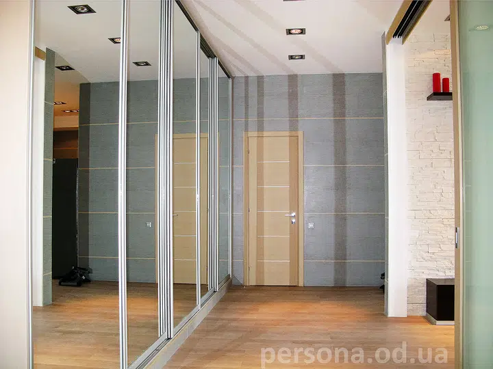Five-door wardrobe with mirrors