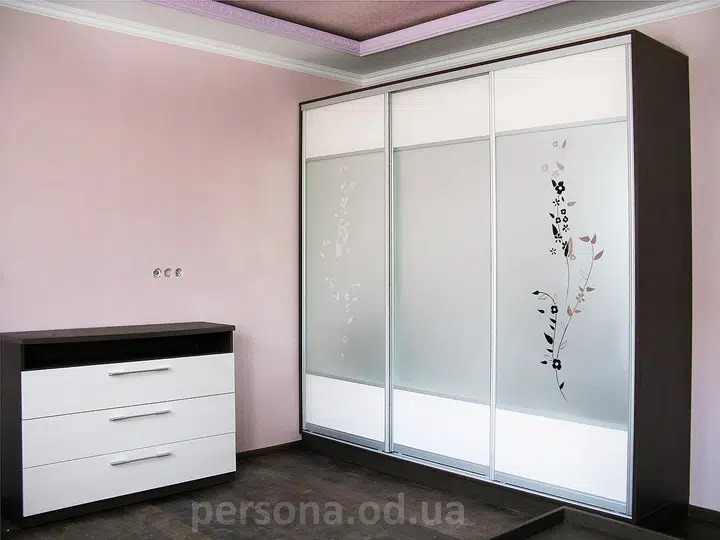 Шкаф с пескоструйным рисунком в спальню