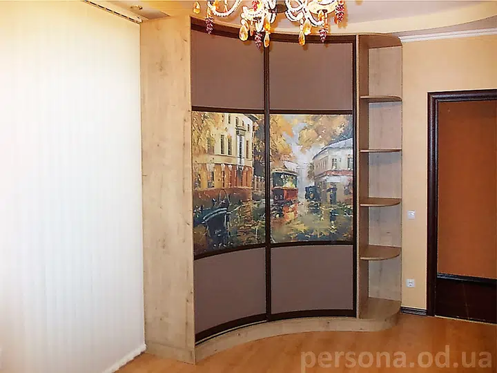 Радиусный шкаф с гладильной доской