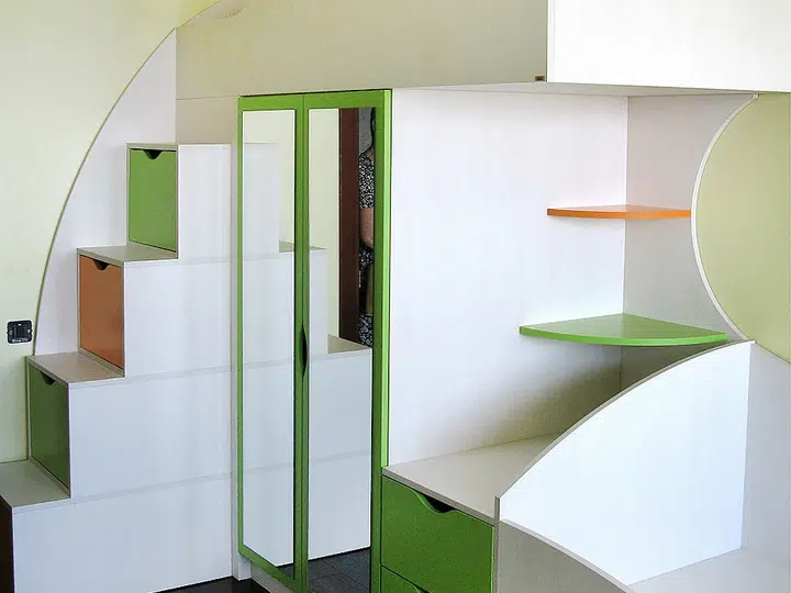 Bunk-bed kids’ room in lime and orange