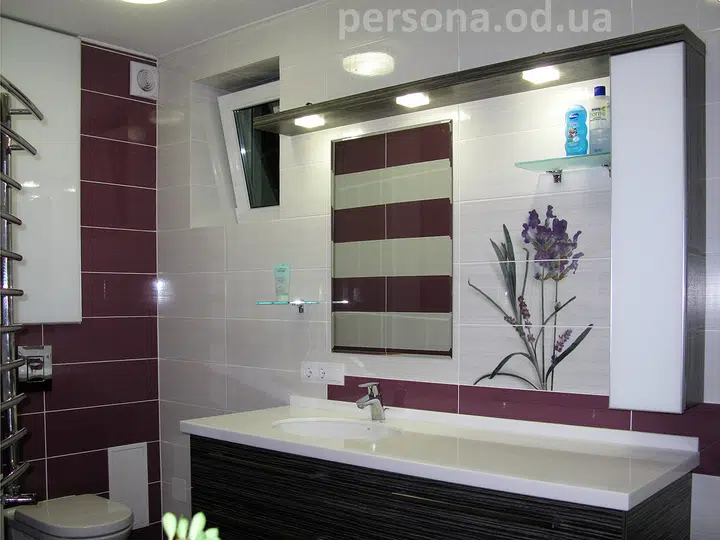 Bathroom with a wall-hung vanity