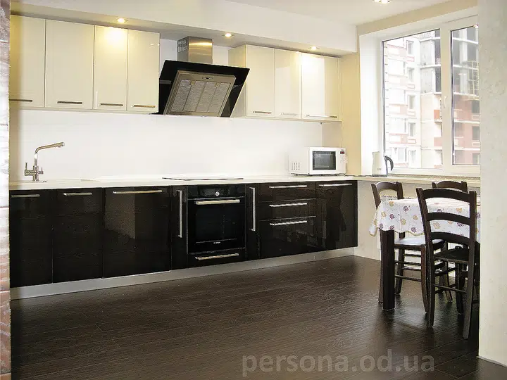 Veneered kitchen with a utility block