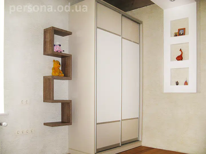 Шкаф с детскими наклейками