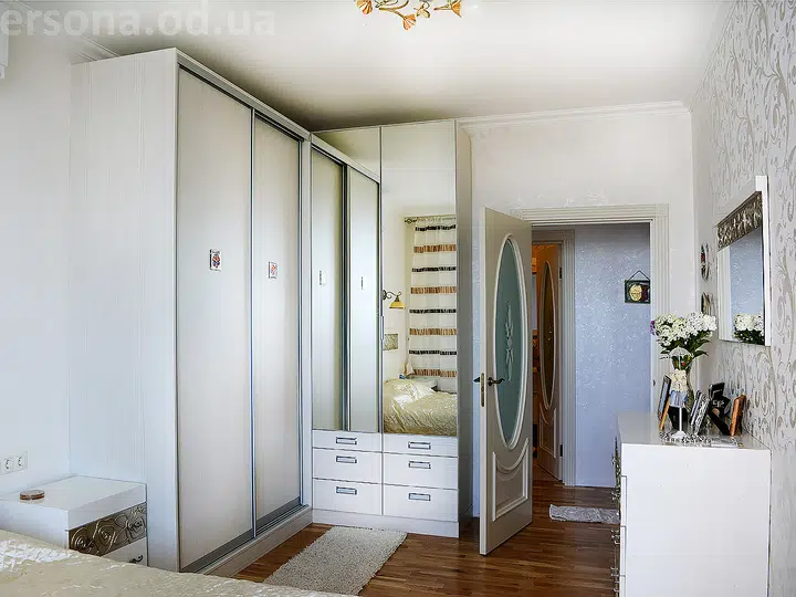 Corner wardrobe in a bedroom