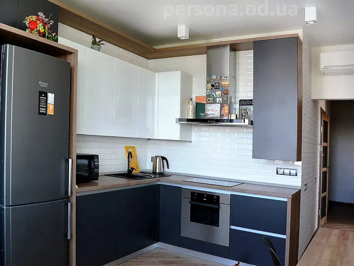 Graphite-coloured kitchen