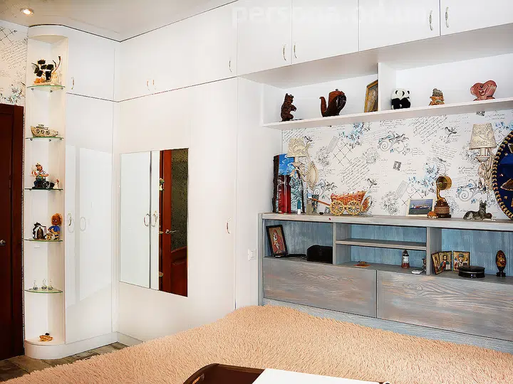 Floor-to-ceiling bedroom furniture