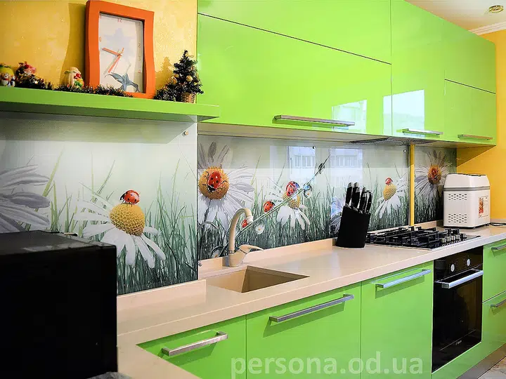 Kitchen with daisy motifs