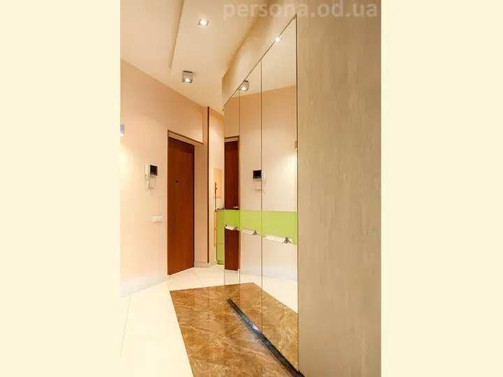 Mirrored wardrobe with a green stripe