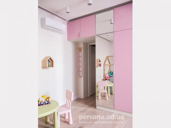 Children’s furniture in pink tones