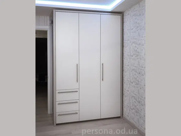 Шкаф с дверями гармошкой