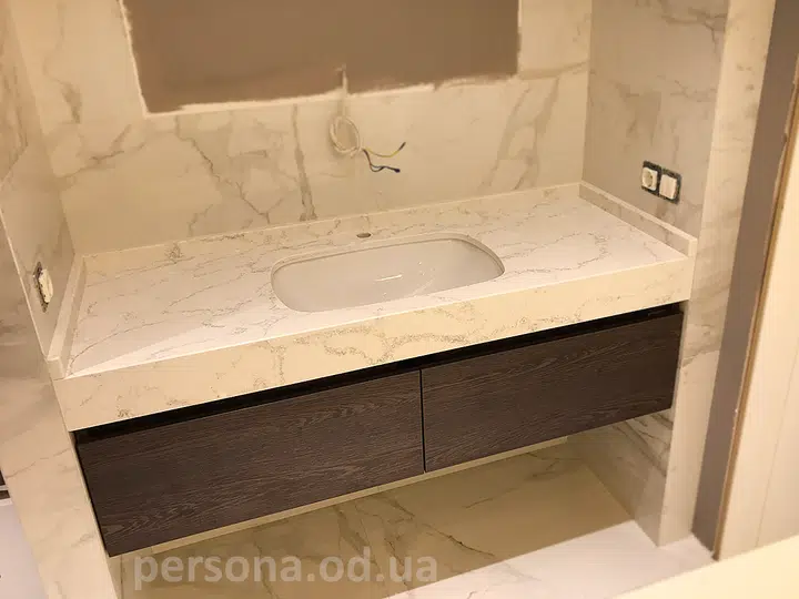 Vanity unit with a quartz worktop