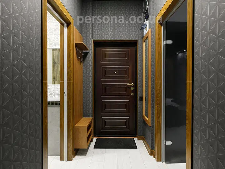 Coat rack and mirror by the entrance