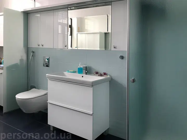 Built-in furniture in a bathroom