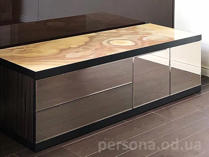 Cabinet with an onyx worktop