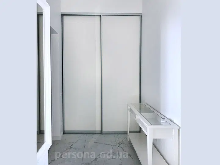 Corner walk-in closet