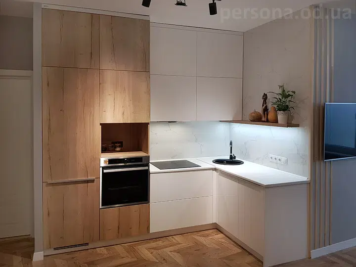 Small kitchen up to the ceiling