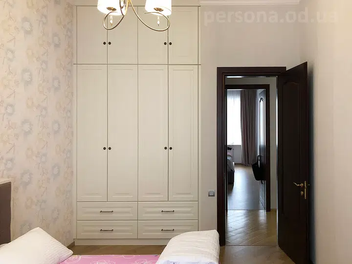 Built-in bedroom wardrobe