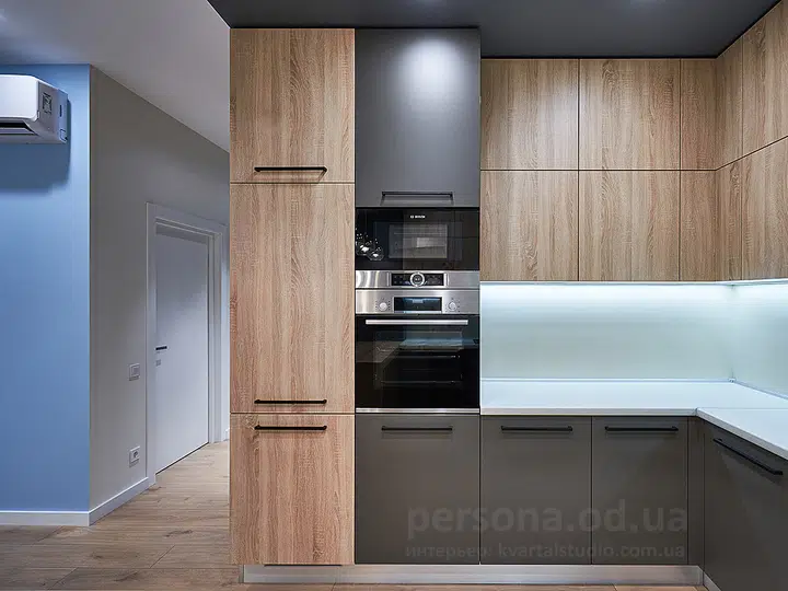 U-shaped kitchen up to the ceiling