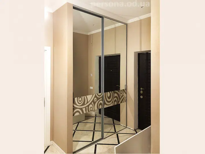 Mirrored wardrobe by the entrance