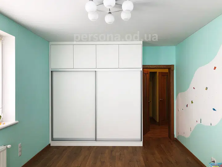 Combined wardrobe for a kids’ room