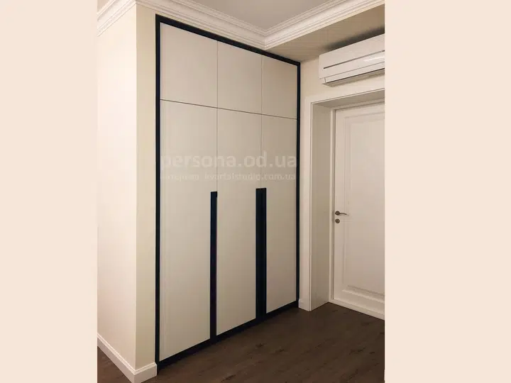 Hinged-door wardrobe in a niche