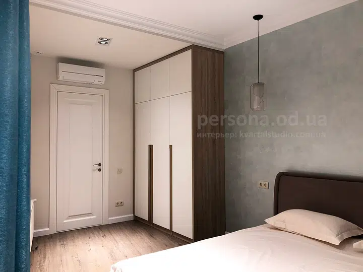 Hinged-door wardrobe in a bedroom