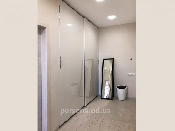 Sliding wardrobe in a hallway niche