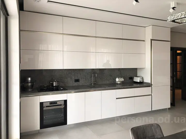 White gloss kitchen up to the ceiling