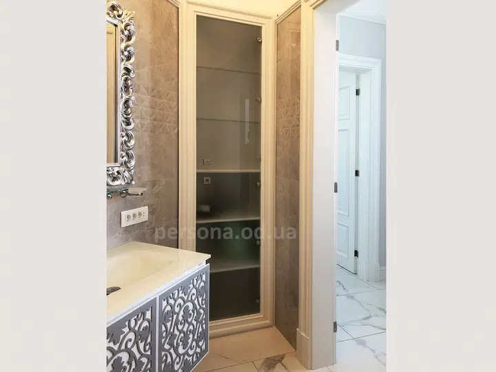 Built-in bathroom cabinet