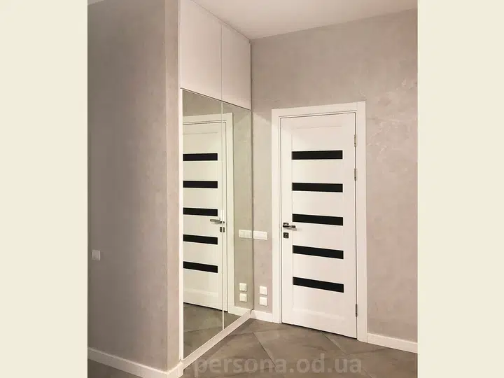 Niche wardrobe and cabinet in a hallway