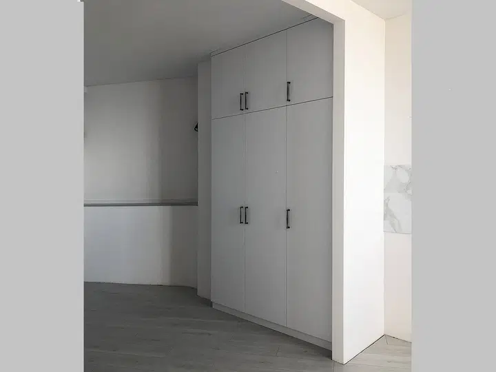 Wardrobe in a studio-flat niche