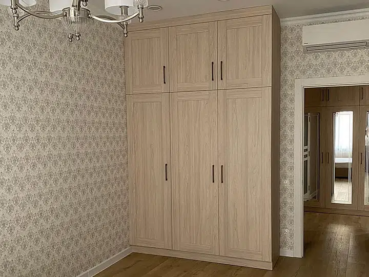 Hinged wardrobes with and without mirrors, walk-in closet