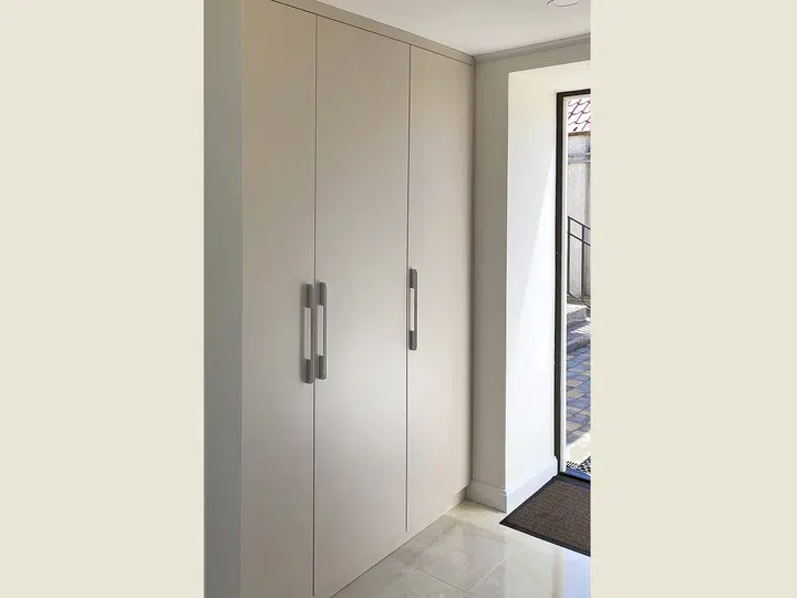 Hinged-door wardrobe in a guest house