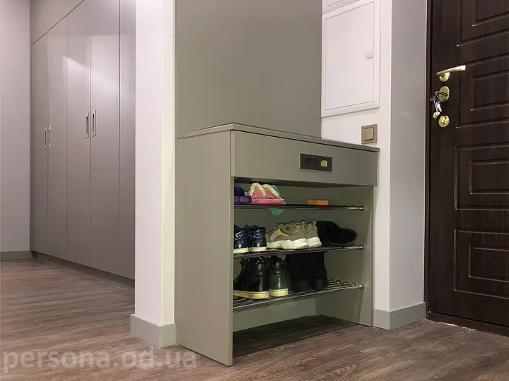 Coat rack and built-in wardrobe in a hallway