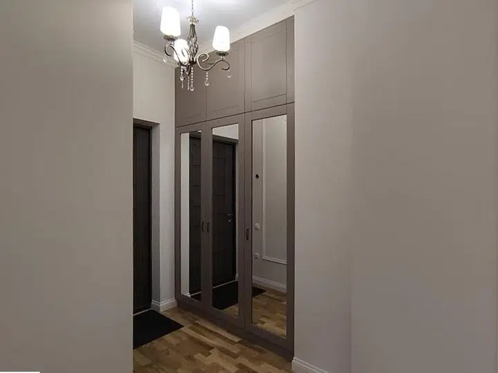 Wardrobe in a niche by the entrance