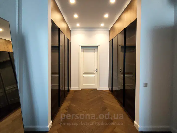 Glass-fronted wardrobes built into a niche