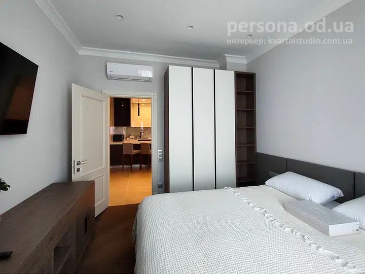 Hinged-door wardrobe for a bedroom
