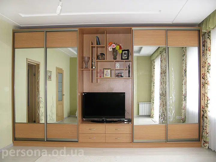 Шкафы на всю стену с открытой частью