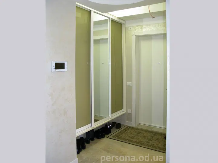 Sliding wardrobe with a shoe niche