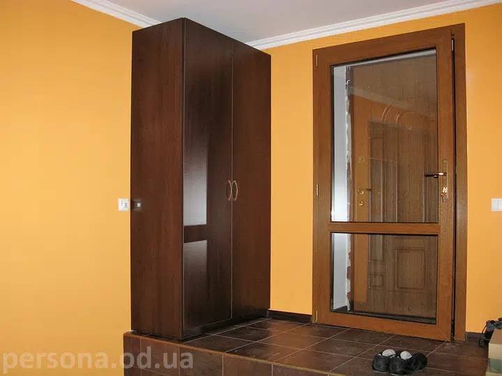 Hinged-door wardrobe by the entrance