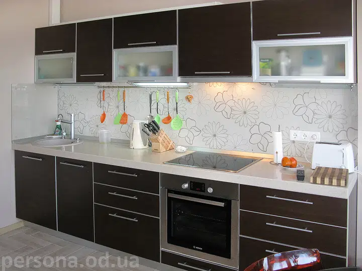 Veneered kitchen with aluminium edging