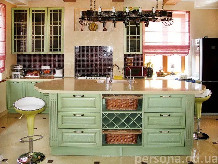 Pistachio-coloured wooden kitchen