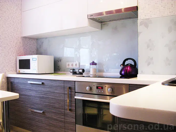 Compact kitchen in veneer and glass