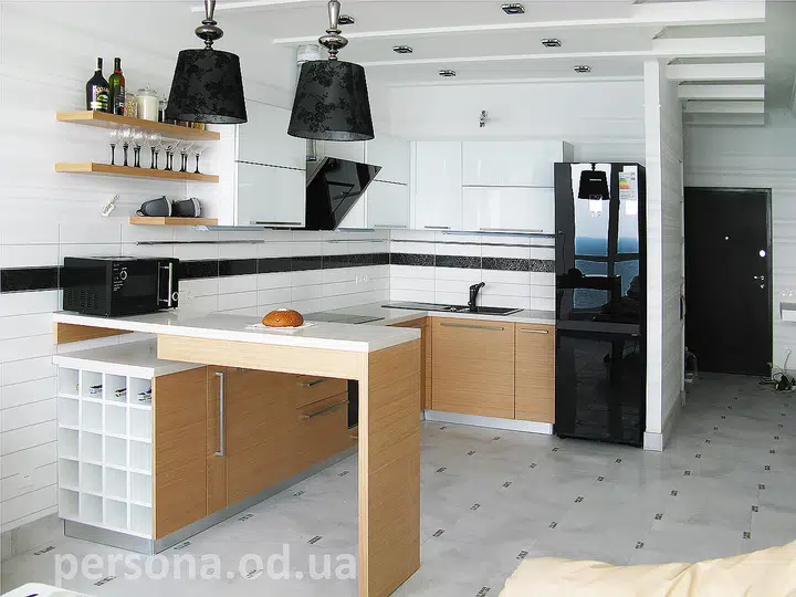 Кухня з барною стійкою та пляшечницею