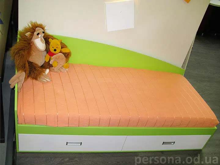 Kids’ bed with pull-out drawers