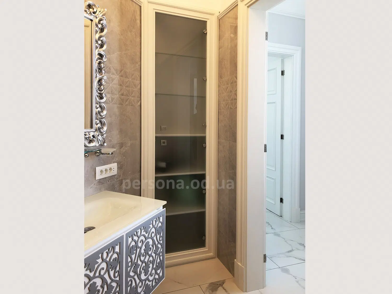 Built-in bathroom cabinet