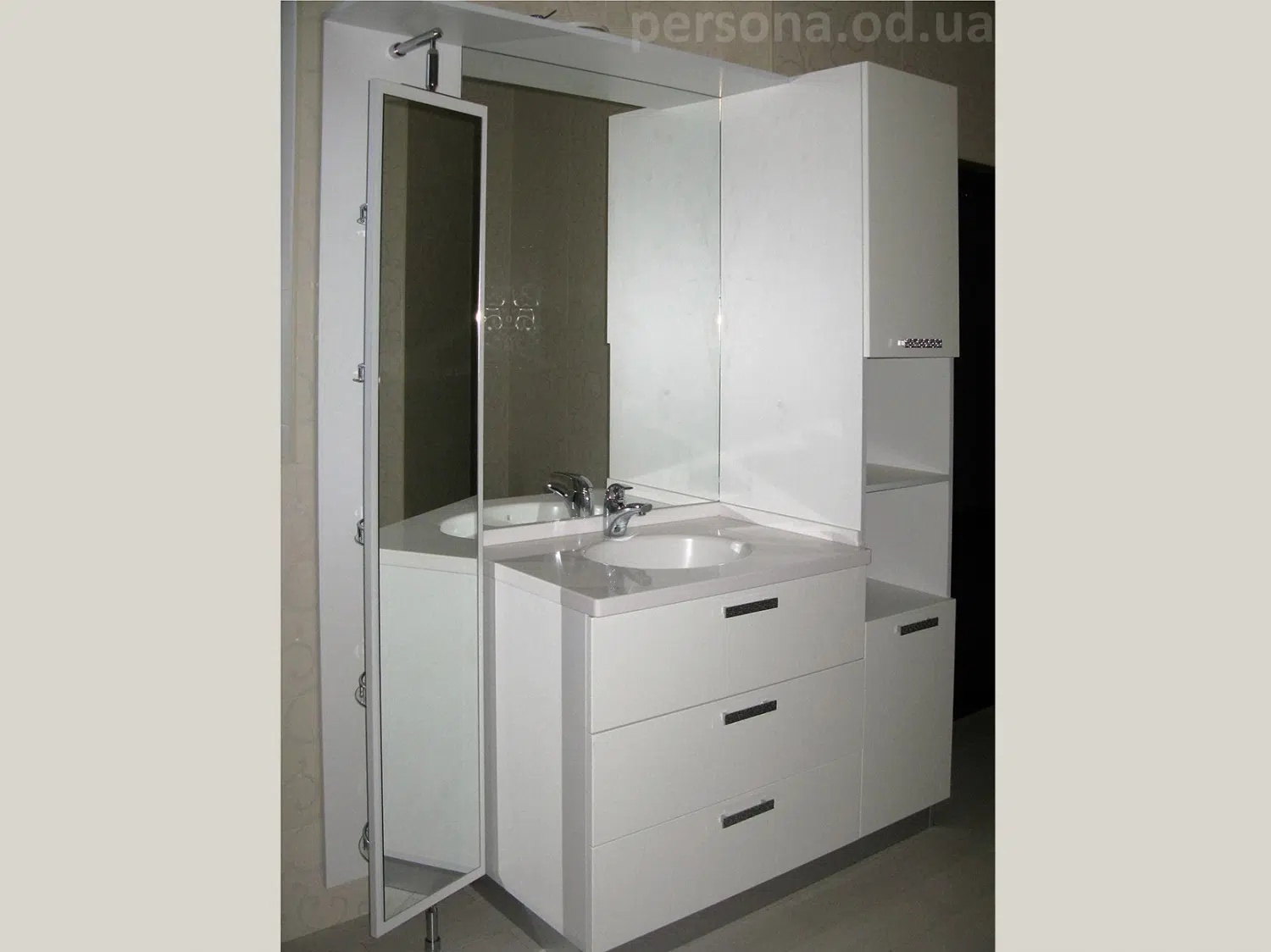 Bathroom furniture in white