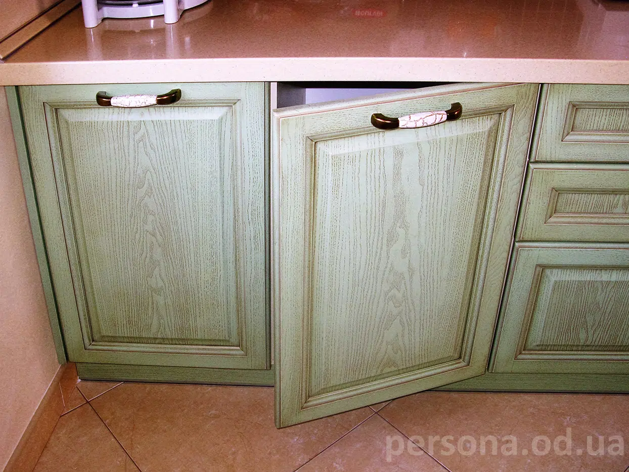 Pistaasinvihreä puukeittiö