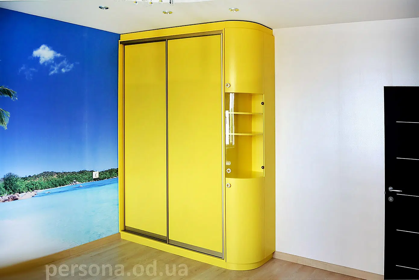 Wardrobe with a curved corner