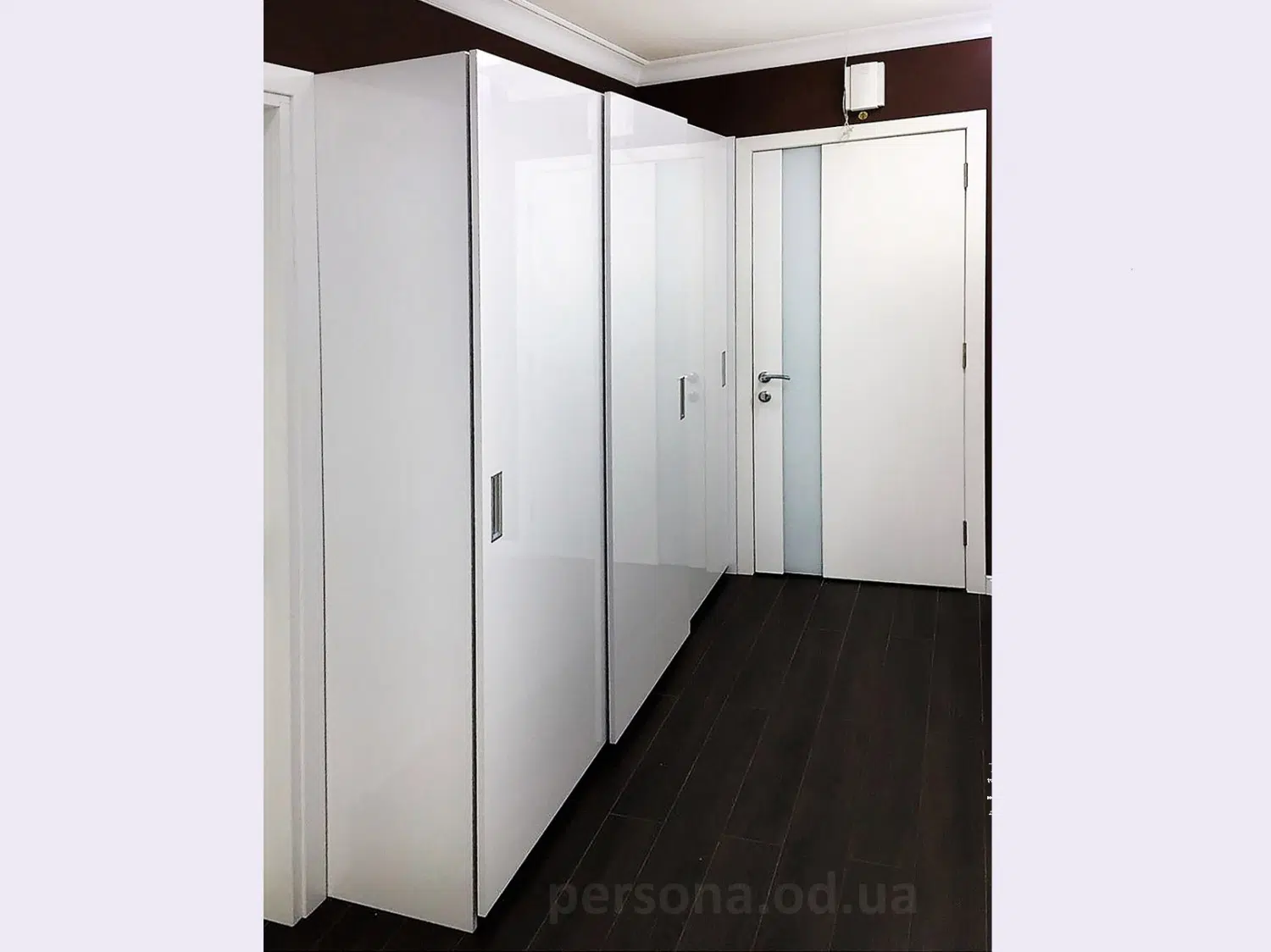 Hallway wardrobe with suspended doors